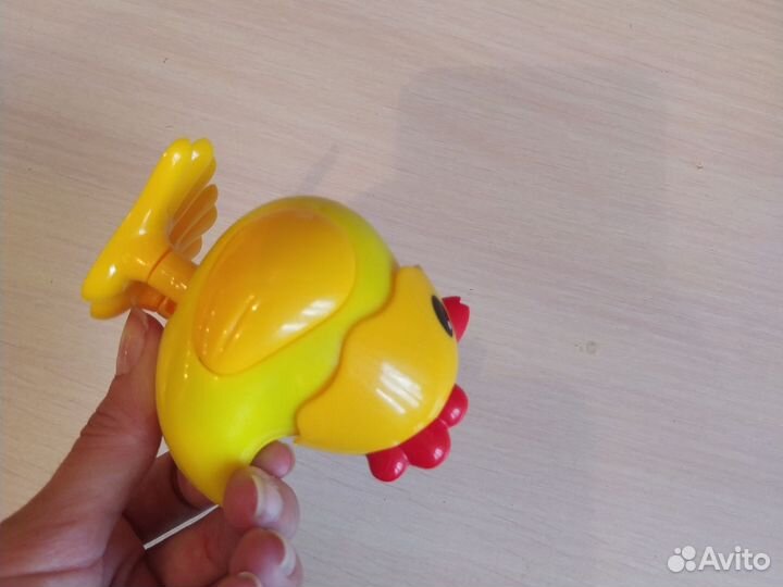 Заводная игрушка цыпленок