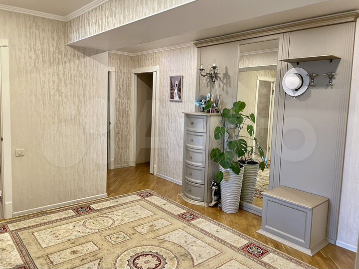 3-к. квартира, 90 м², 4/10 эт.