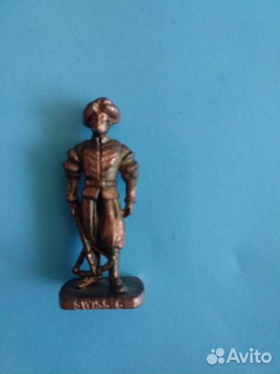 Игрушки из киндера солдатики