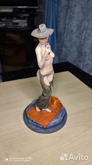 Фигурка женщины