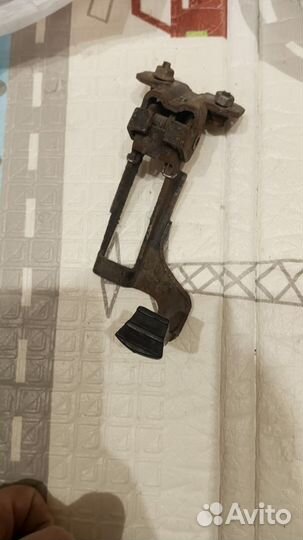 Крюк открытия капота Audi 80 b4