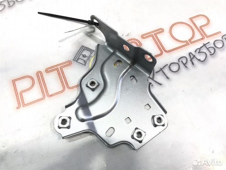 Кронштейн переднего крыла правый Toyota prius ZVW