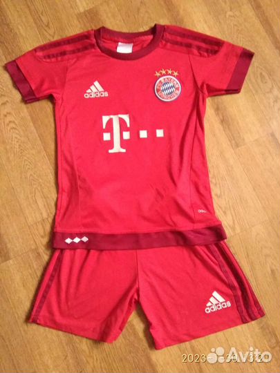 Футбольная форма и плавательные шорты 128