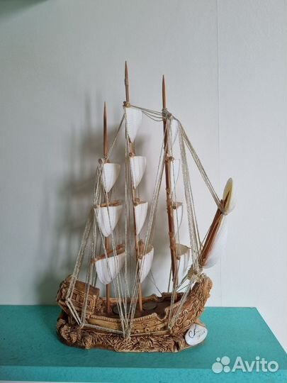 Кораблик сувенир из ракушек