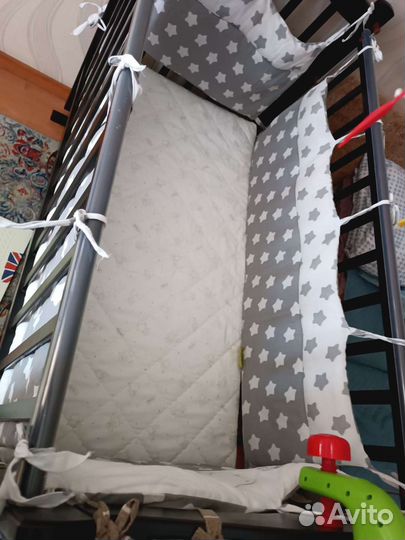 Детская кроватка с маятником