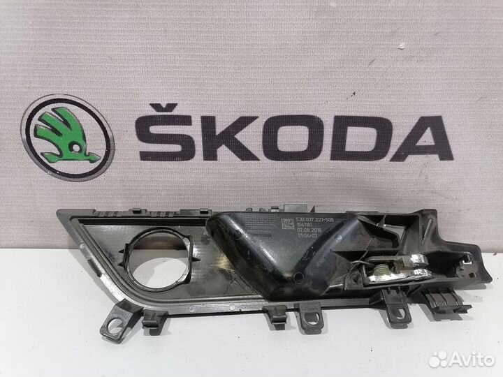 Ручка двери передняя левая внутренняя Skoda Rapid