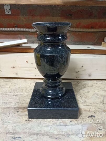 Подставка гранитная под вазу