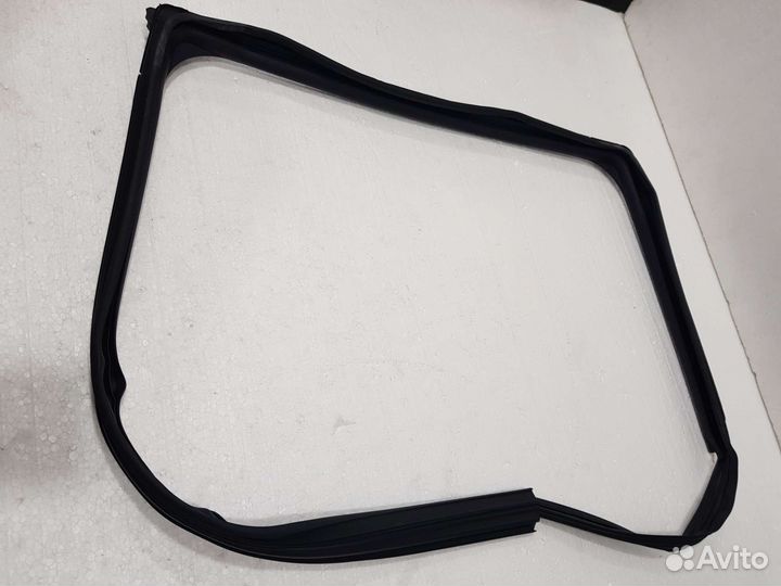 Уплотнитель ст.дв.зад лев Mitsubishi Outlander