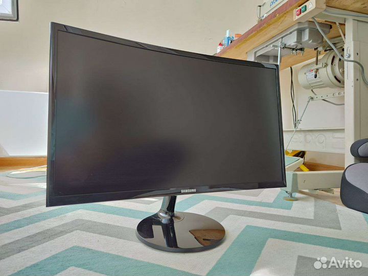 Монитор Samsung C24F390FHI