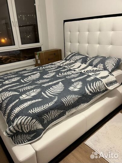 Кровать без матраса