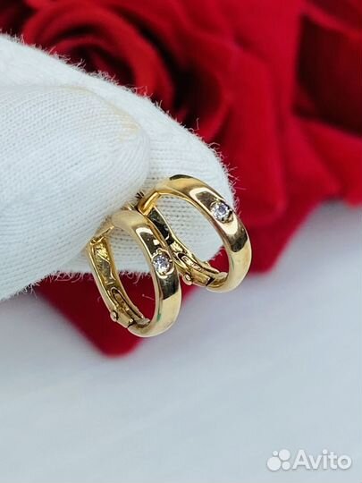 Золотые серьги на английском замке