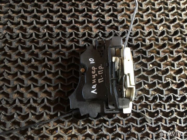 Замок передний правый Mitsubishi Lancer