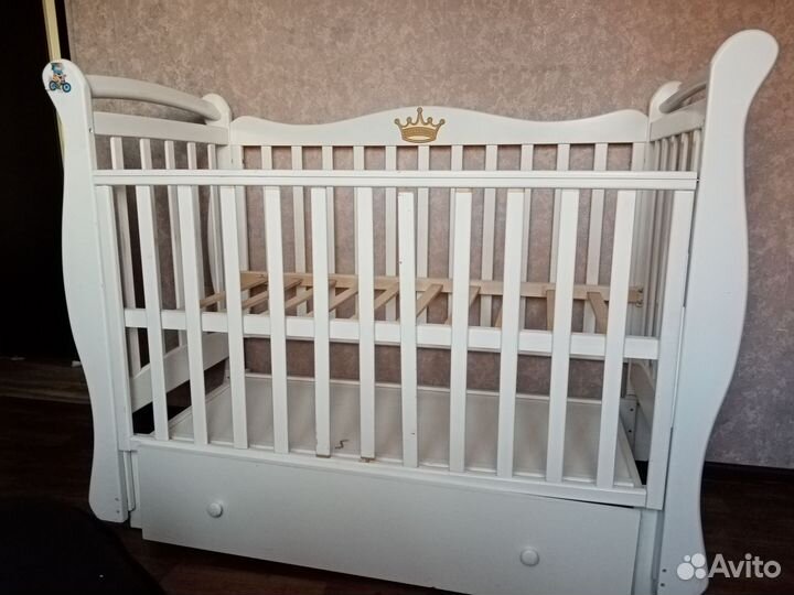 Детская кроватка с маятником