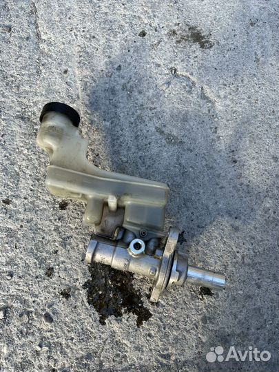 Главный тормозной цилиндреа camry V40 3.5