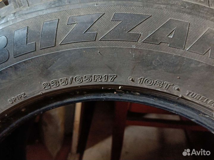 Bridgestone Blizzak Spike-01 235/65 R17 108T