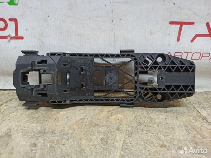 Кронштейн ручки задний правый VW Tiguan 2