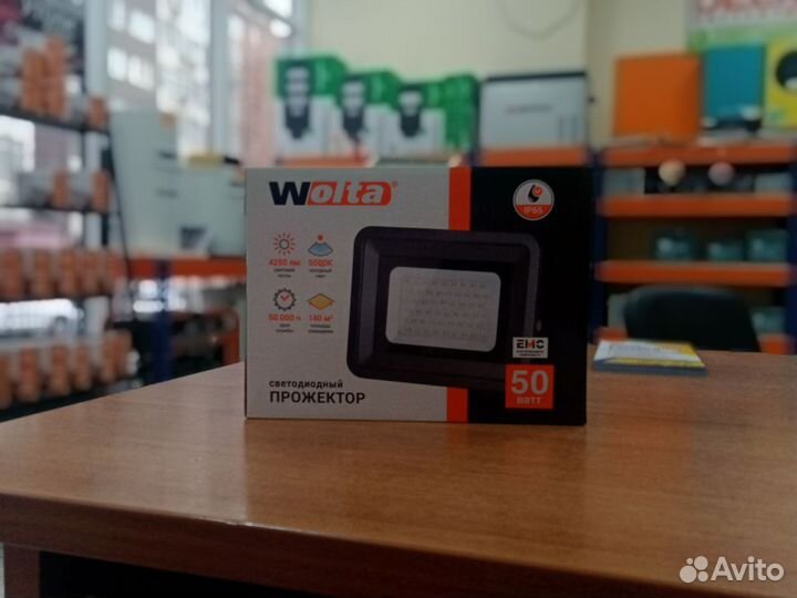 Светодиодный прожектор на солнечной батарее 60Вт