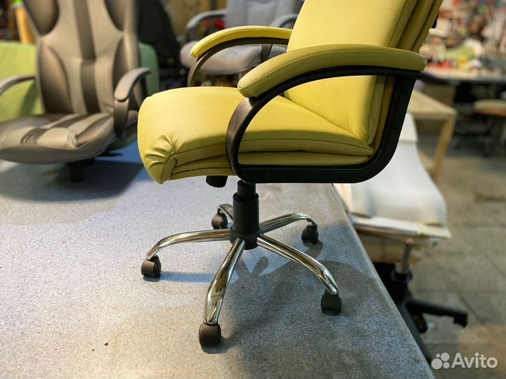 Офисное кресло