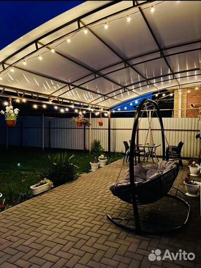 Качели под навесом