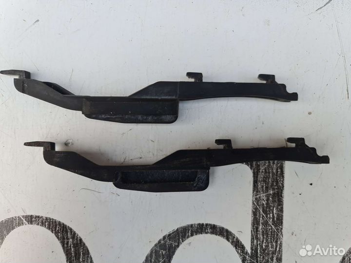 Опора обтекателя люка Mercedes W213