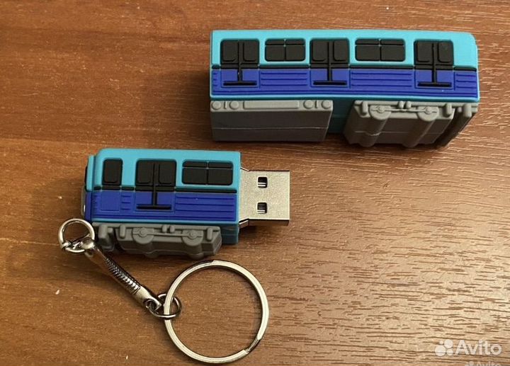 Флешка. Вагон метро еж. Брелок