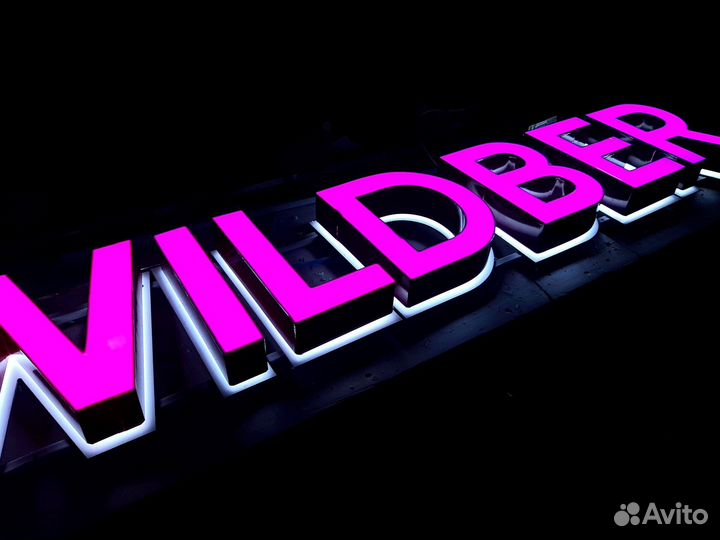 Сотрудник пункта выдачи заказов