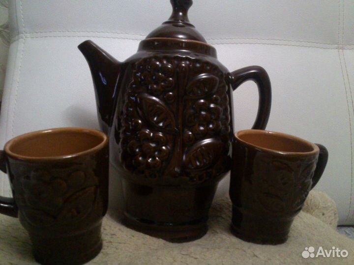 Глиняный кувшин с 2 кружками