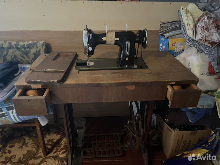 Машинка швейна ножная