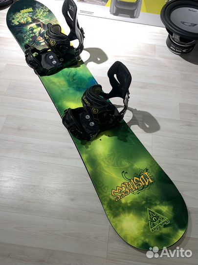 Сноуборд с креплениями