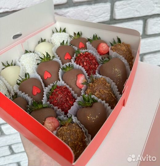 Клубника в шоколаде и конфеты ручной работы