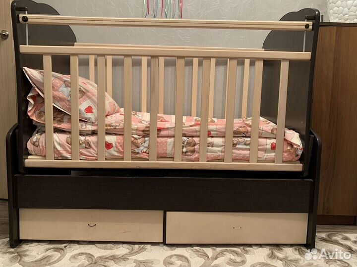 Детская кроватка с маятником