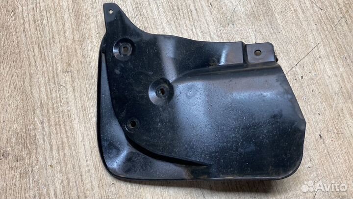 Брызговик Передний Правый Toyota Land Cruiser