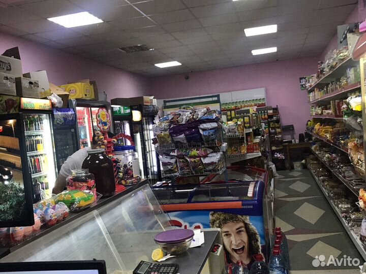 Продавец продовольственных товаров в магазин