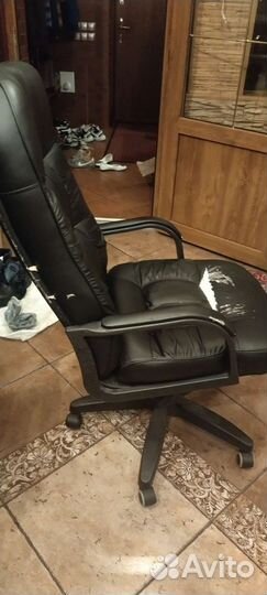 Офисное кожаное кресло