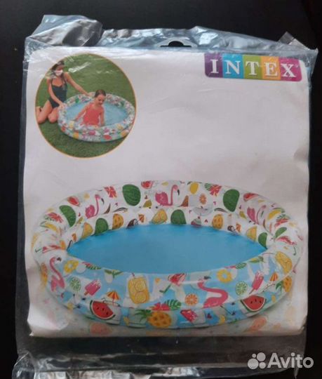 Детский бассейн и круг для плавания