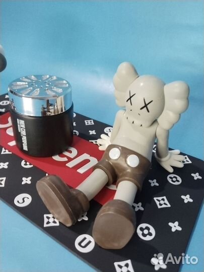Фигурка Kaws в автомобиль