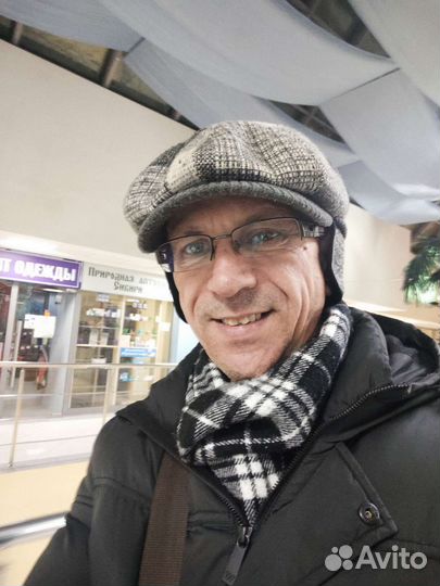 Менеджер по продажам, дизайнер, управляющий магаз
