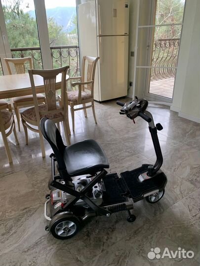 Электрическая инвалидная кресло-коляска (скутер)