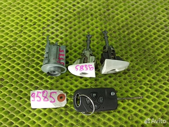 Замок зажигания со вставками (к-кт) Toyota Voxy