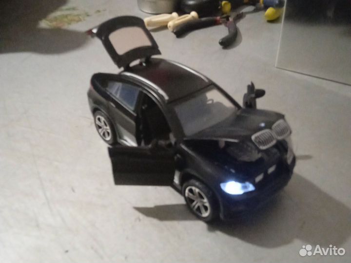 Модель автомобиля BMW X 6 инерционная