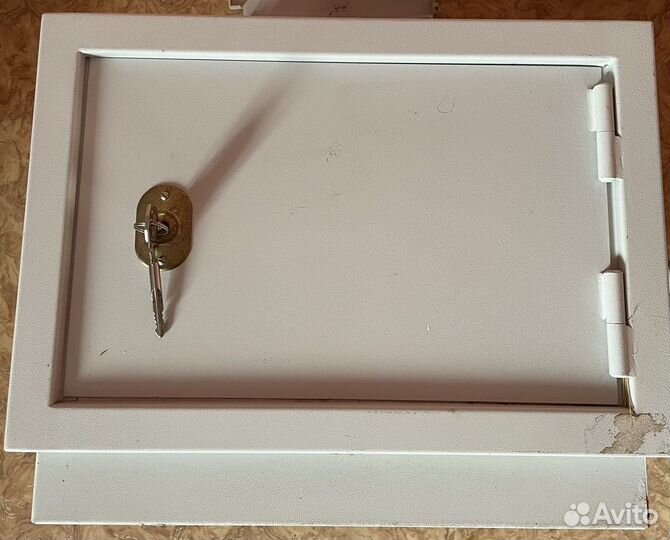 Сейф металлический с замком