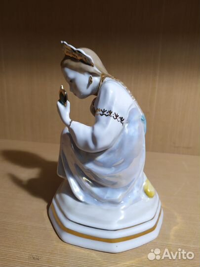 Статуэтка фарфоровая девушка с зеркалом Дулево