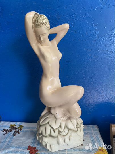 Старинная статуэтка