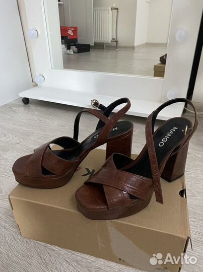 Отличная брендовая обувь весна- лето 39-40 размер