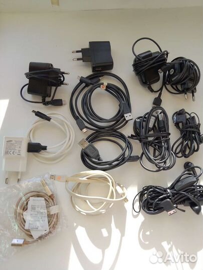 Адаптер питания и наушники