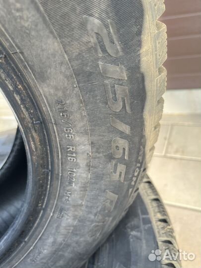 Pirelli Ice Zero 215/65 R16