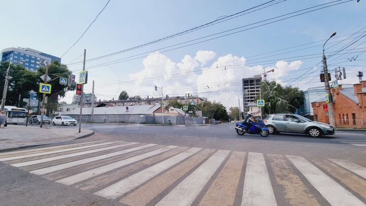 1 этаж 2 входа парковка и 242 м2 пространства