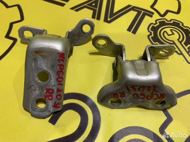 Петли двери задние правые Toyota Ist NCP60 2NZ-FE