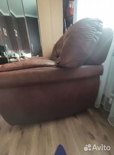 Кожаное кресло бу и диван в разобранном виде