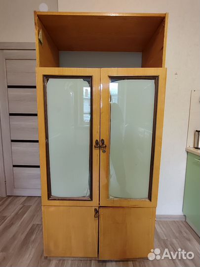 Старинный шкаф